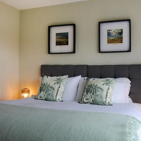 The Blue Horizon 3* Laherne Hill